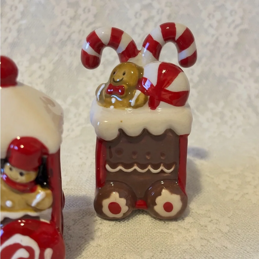 Adorable Blue Sky Salt & Pepper Shakers Clayworks. Christmas New